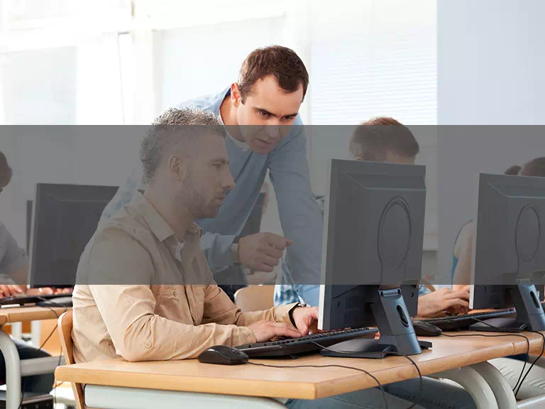 Ludzie przy komputerze