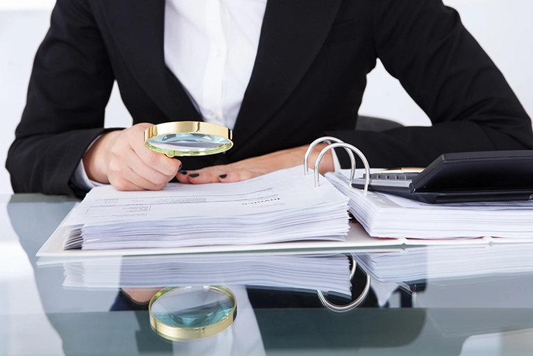 Mężczyzna z&nbsp;lupą w&nbsp;dłoni