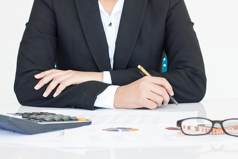 Osoba z&nbsp;założonymi rękoma