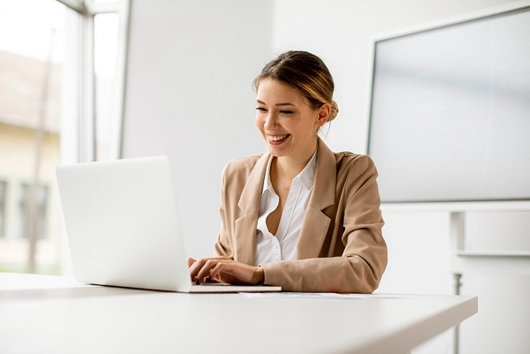 Kobieta z&nbsp;spiętymi włosami w&nbsp;kok