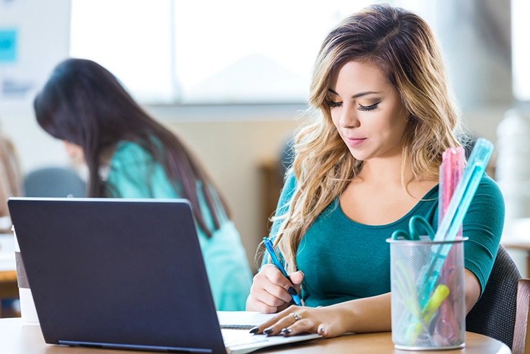 Kobieta pracująca na&nbsp;urządzeniu graficznym