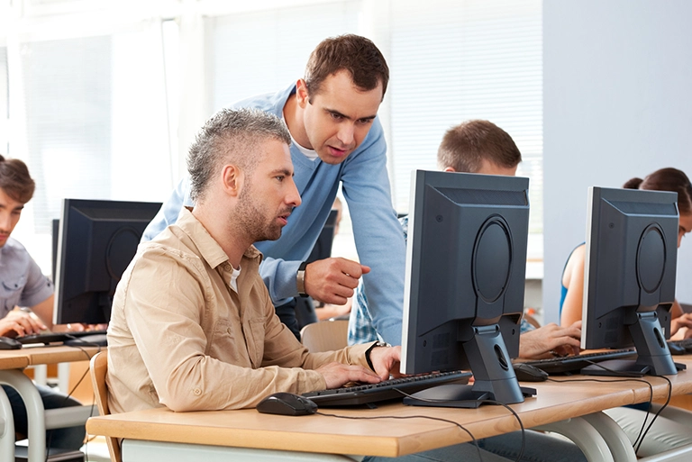 Mężczyzna pracujący na&nbsp;komputerze