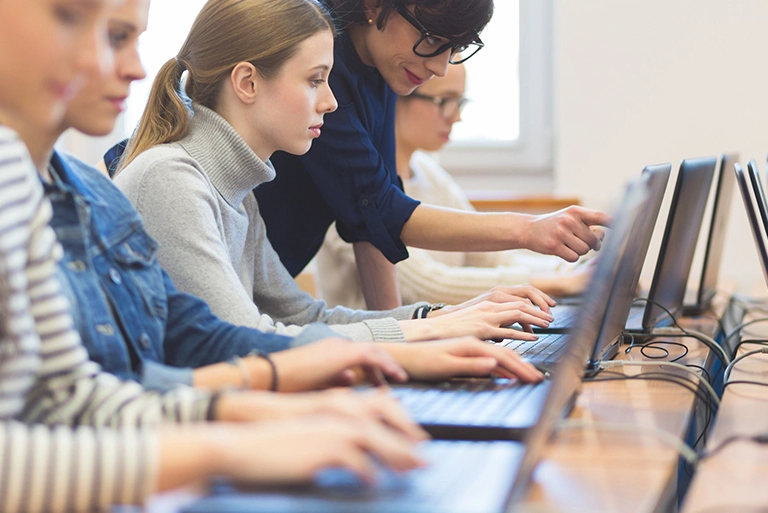 Ludzie pracujący przy komputerach