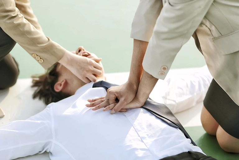 Masaż serca mężczyźnie w&nbsp;koszuli