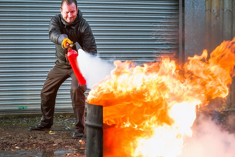 Mężczyzna z&nbsp;gaśnicą
