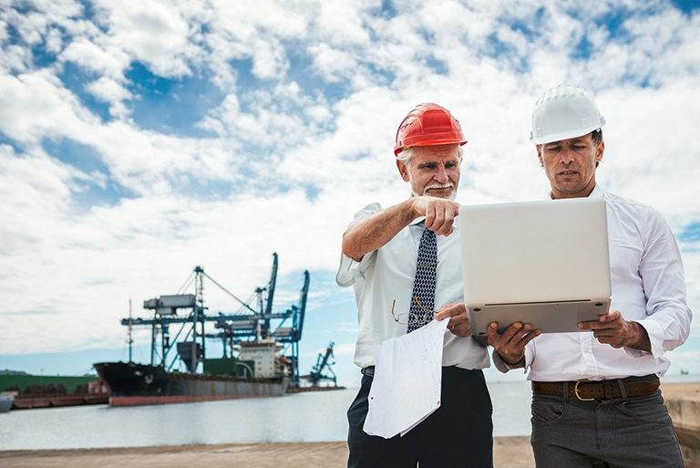 Mężczyźni w&nbsp;kolorowych kaskach