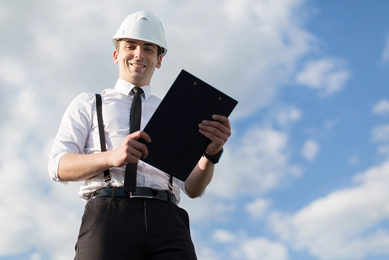 Mężczyzna w&nbsp;kasku