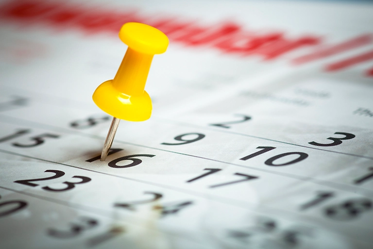 Pinezka wbita w&nbsp;kalendarz