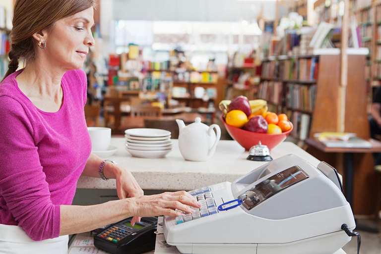 Kobieta za&nbsp;kasą fiskalną