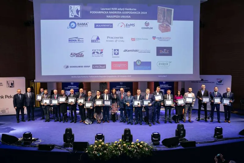 ludzie-trzymajacy-certyfikaty