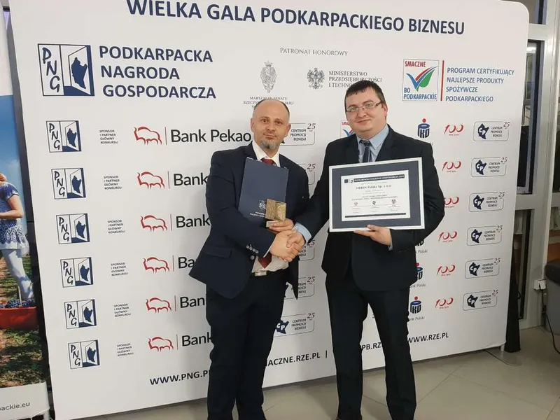 mezczyzna-trzymajacy-certyfikat-1