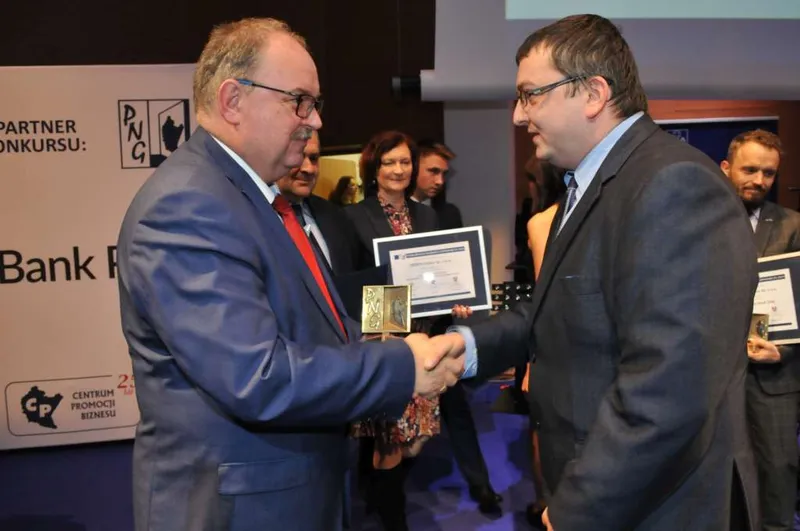 mezczyzni-sciskajacy-sobie-dlon