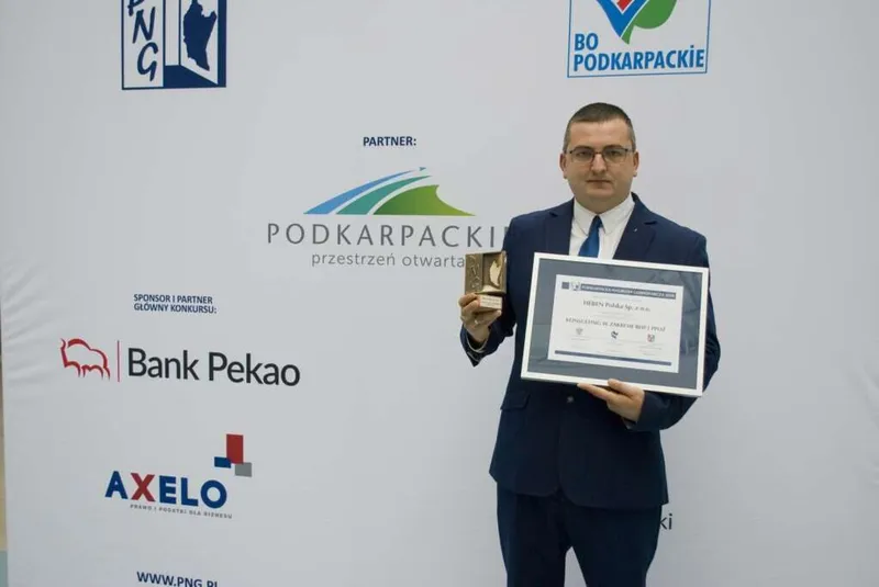 mezczyzna-trzymajacy-certyfikat-2