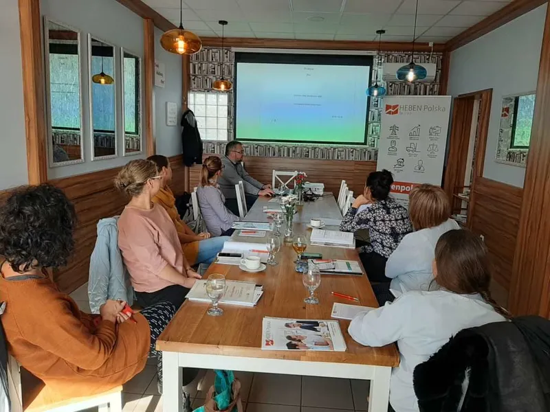 grupa-ludzi-na-warsztatach-1