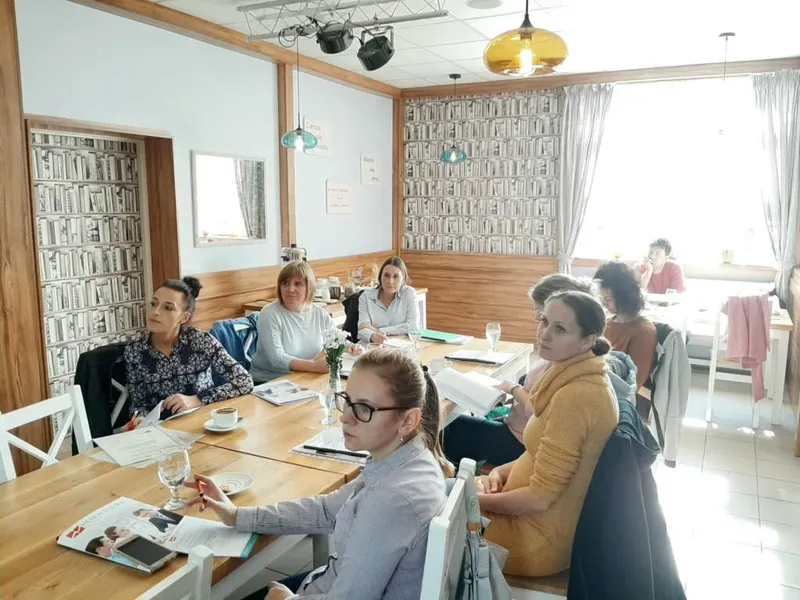 grupa-ludzi-na-warsztatach-2