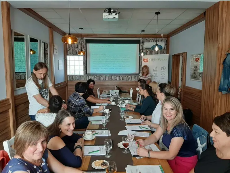 grono-ludzi-na-szkoleniu-1