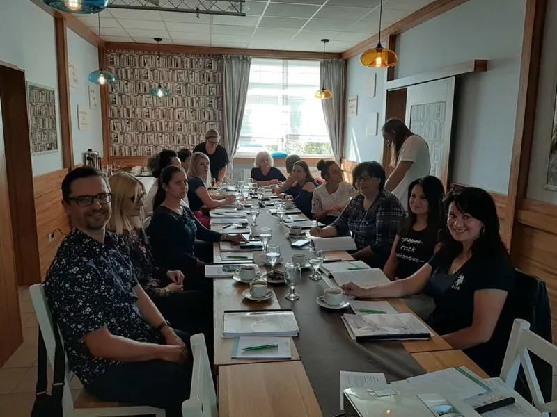 grono-ludzi-na-szkoleniu-2