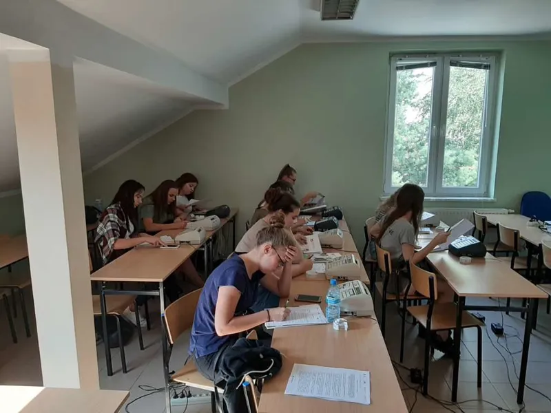 ludzie-w-szkolnej-sali-1