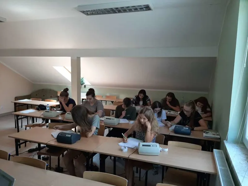 ludzie-w-szkolnej-sali-2