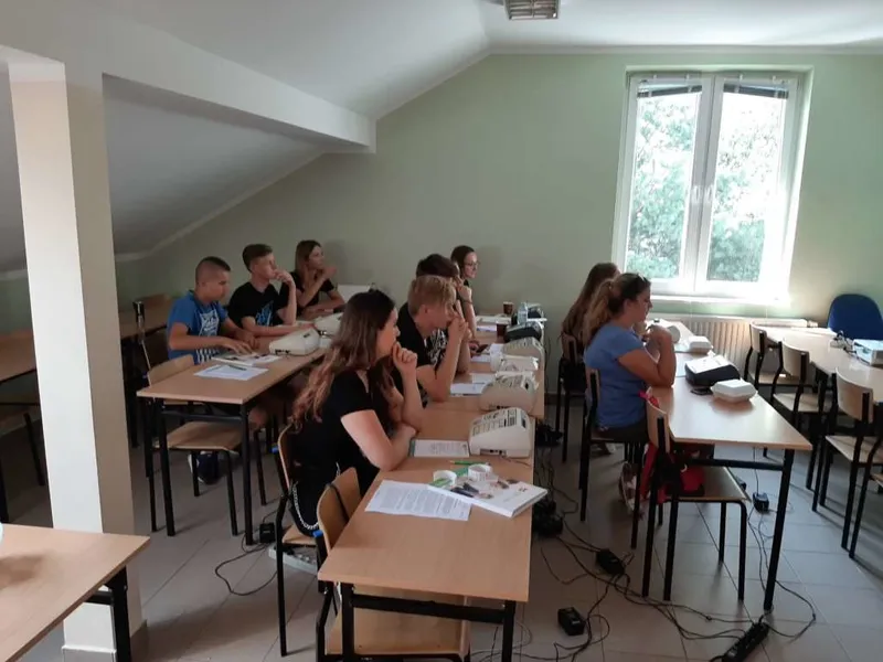 ludzie-w-szkolnej-sali-3