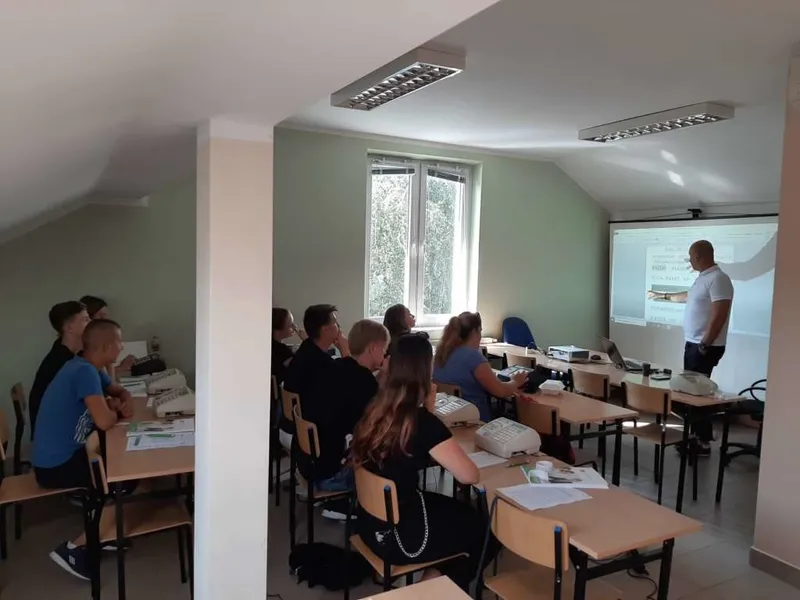 ludzie-w-szkolnej-sali-4